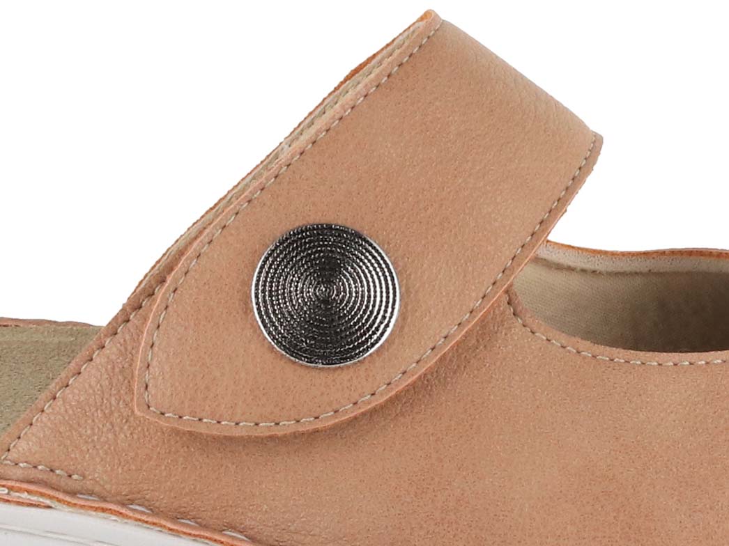 Berkemann Heliane beige stretch clog, close-up of adjustable strap