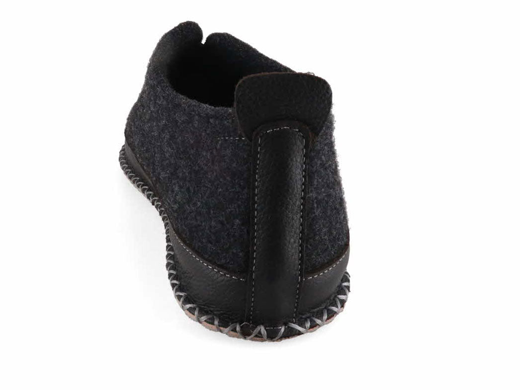 Tuffeln Urig dark and light gray wool slippers, rear view