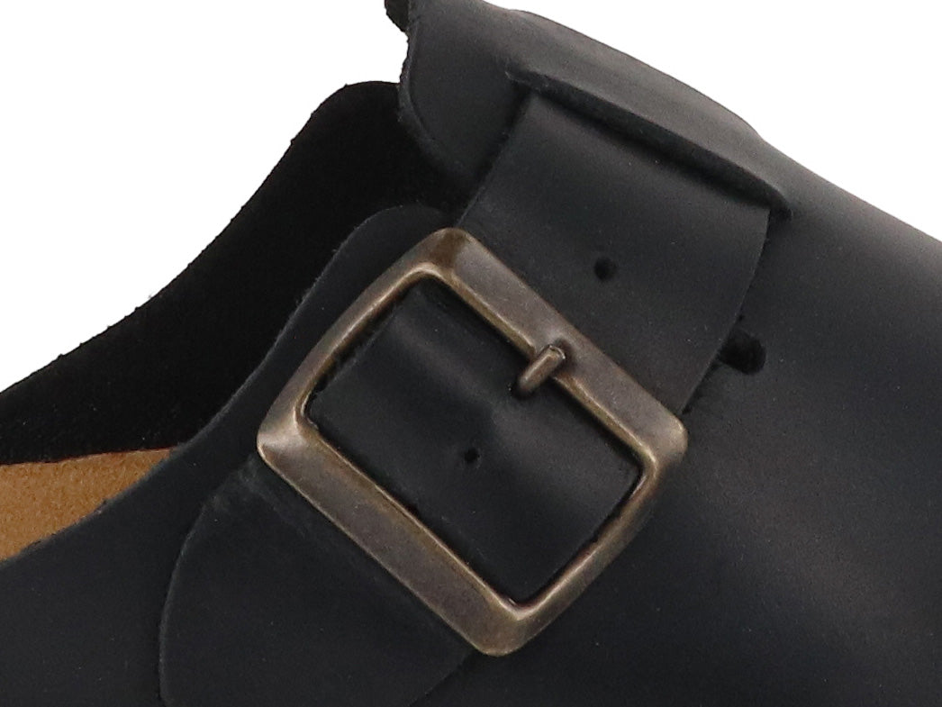 Close-up of the adjustable buckle on the Tuffeln Helgoland anthracite leather clog