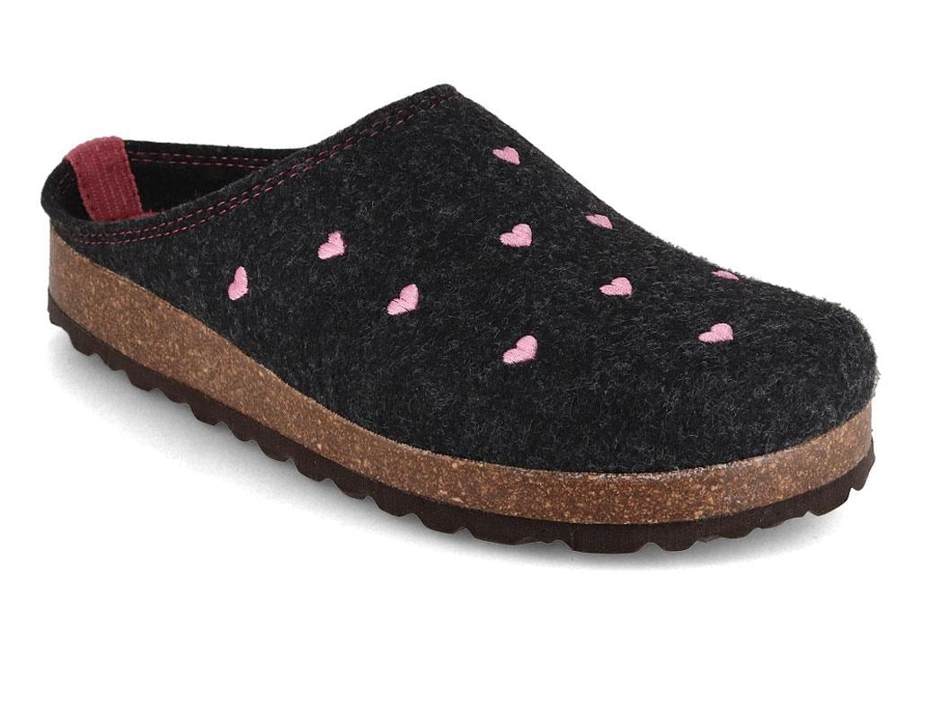 Tuffeln Herzchen showing a dark-gray felt-look upper decorated with small pink hearts