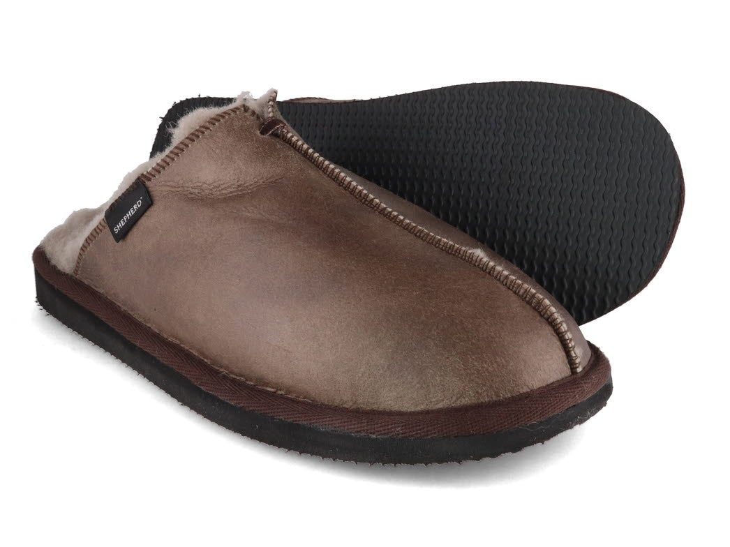 1 SHEPHERD-Men-Lambskin-Slippers-Hugo-stone-oiled-antique #farbe_Brown