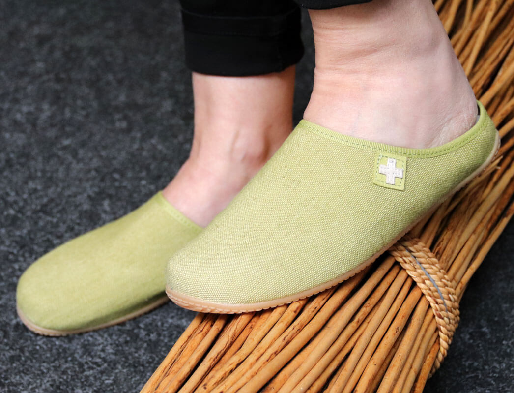 1 LIVING-KITZBUEHEL-Slipper--Swiss-Cross-Apple #farbe_Green