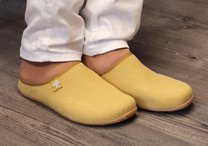 1 Living-Kitzbuehel-Slipper--Swiss-Cross-Saffron #farbe_Yellow