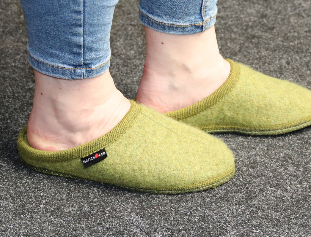 1 HAFLINGER-AS-Classic-Slippers--Alaska-apine-green #farbe_Green