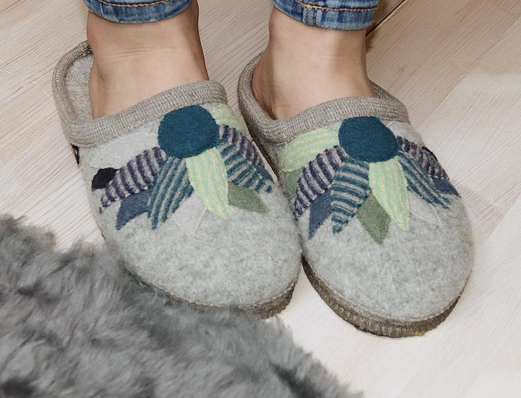 1 HAFLINGER-Slipper--Flowerpower-Stone-Gray #farbe_Grey