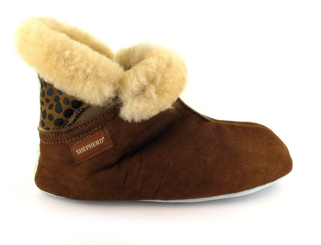1 SHEPHERD-Womens-Sheepskin-Slipper-Boots--Mariette-Antique-CognacLeo #farbe_Brown