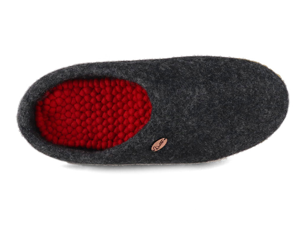 WoolFit FeelGood red footbed inside a gray felt slipper