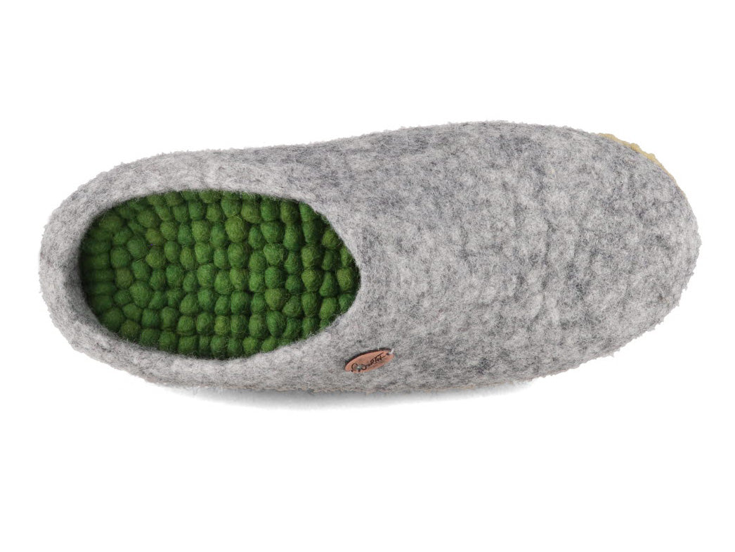 WoolFit FeelGood grass green footbed inside a gray felt slipper