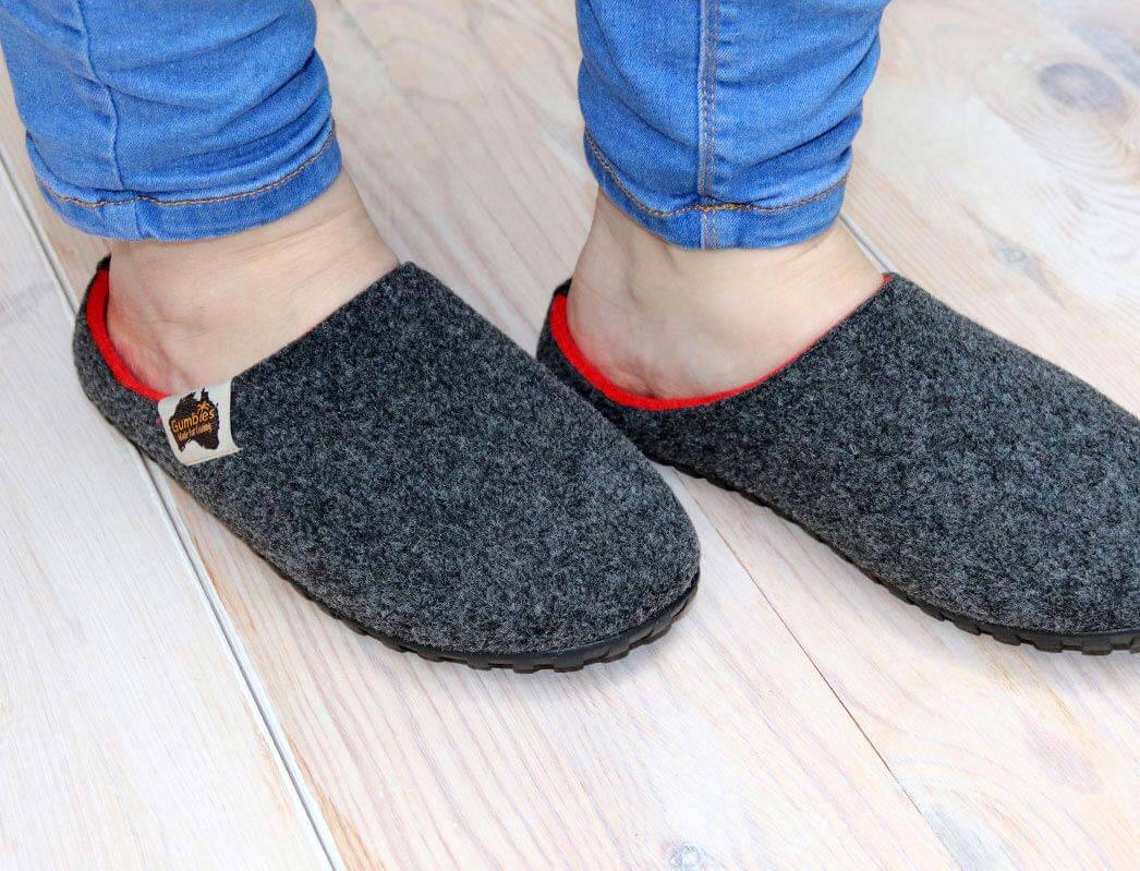 1 GUMBIES--Outback-Slipper-CharcoalRed #farbe_Grey