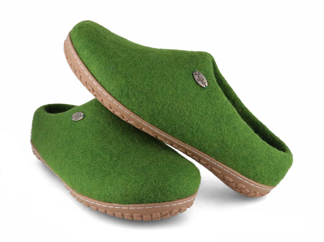Tuffeln Pantuffel green wool felt slippers, paired three-quarter view