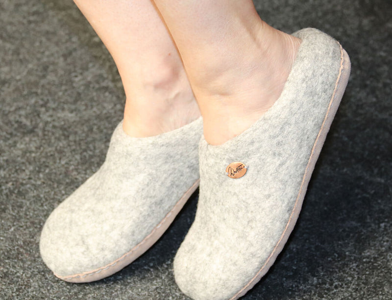 1 WoolFit-handfelted-Slippers-with-Arch-Support-Insoles--Vario-stone-grey