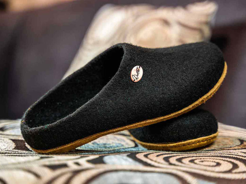 1 WoolFit-handmade-Felt-Slippers--Classic-black