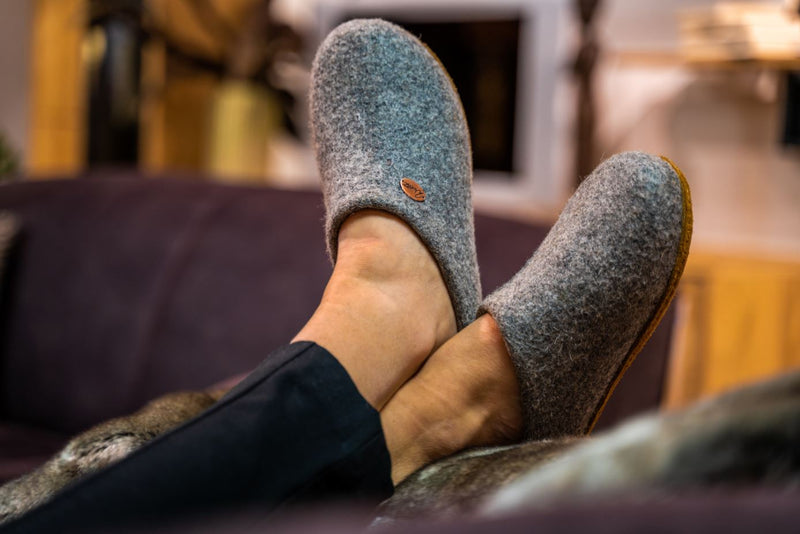 1 WoolFit-handfelted-Slippers-slim--Classic-light-gray